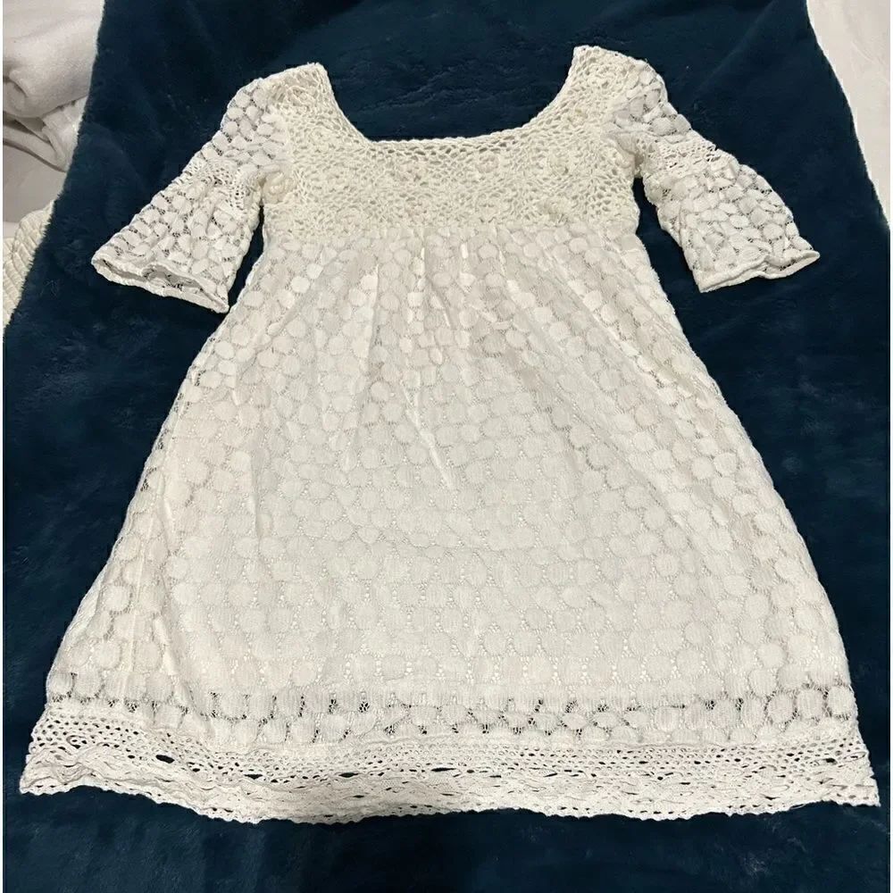 Solitaire EUC white embroidered dress small lined lightweight short sleeves